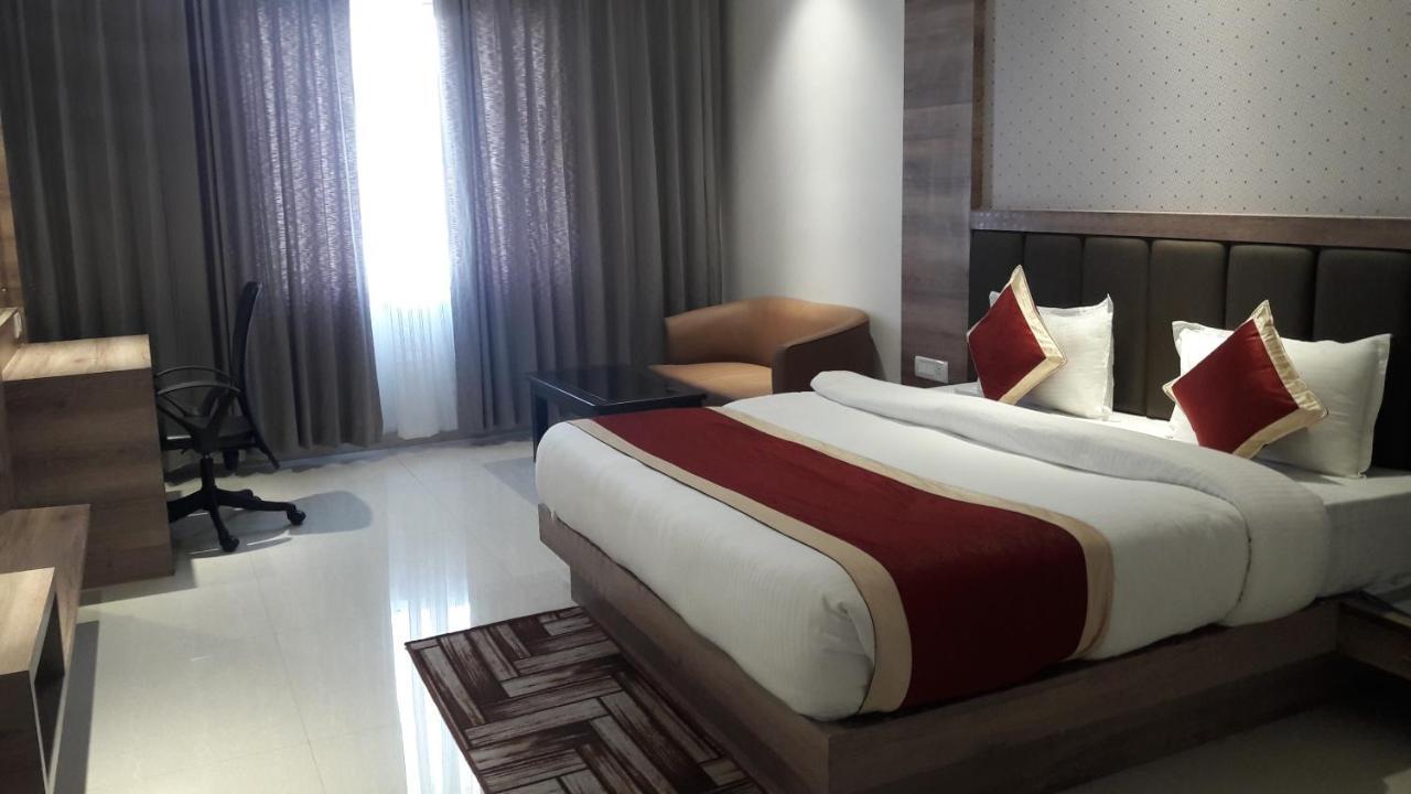 Hotel Crystal Grand Haldwāni Buitenkant foto
